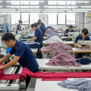 Процесс создания одежды на швейном производстве